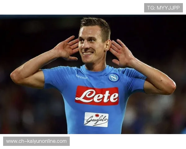 尤文米利克轻巧挑射越过门区，精彩瞬间为球队注入新生